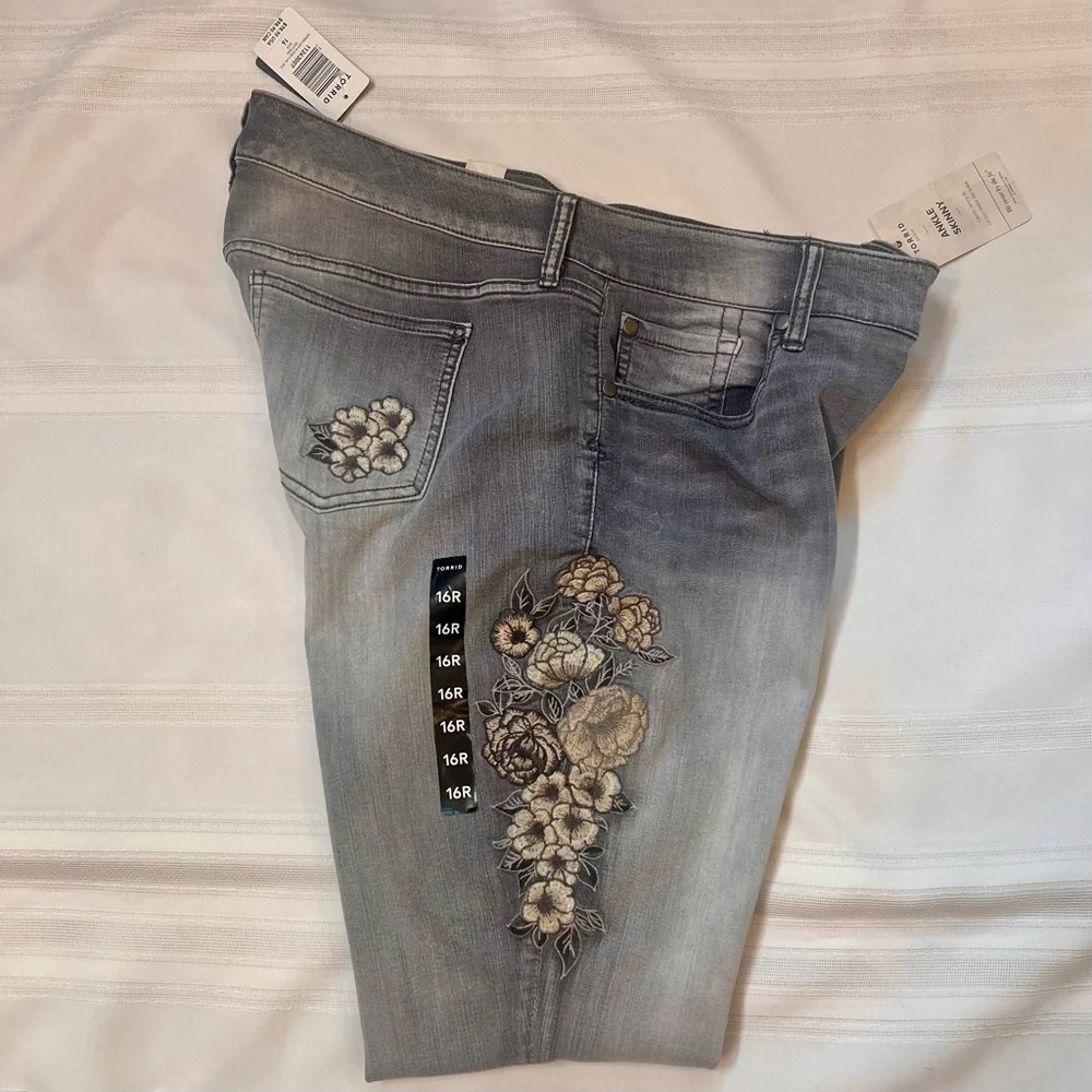 💥SALE💥 $32 Torrid Ankle Skinny Gray Floral Embroidered Jeans NWT Sz 16R - Picture 7 of 16